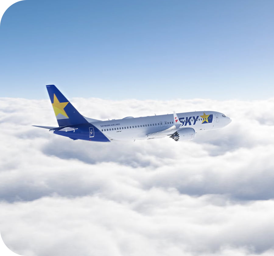 飛行中のスカイマーク737-8の写真