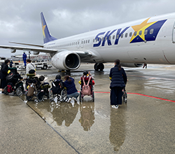 制限区域内での航空機見学の様子