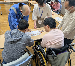社員と一緒に楽しむキーホルダー制作風景